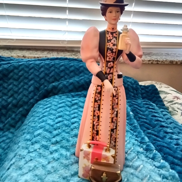 Mrs Albee figurine - Picture 1 of 2